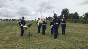 Uittrede klaroenkorps met stilstaand werk: Hub (niet Fred) Jongen Mars